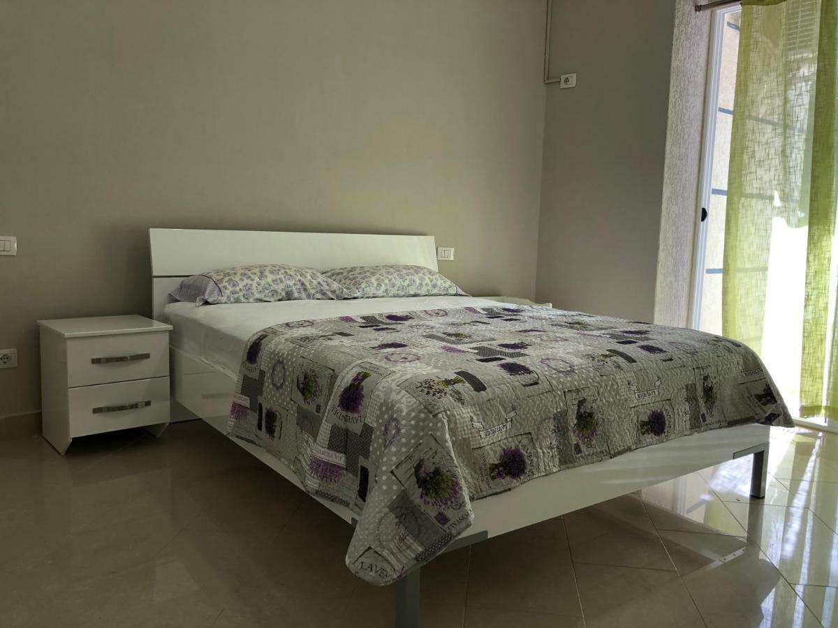 Апартаменти Mali I Robit Beachfront *